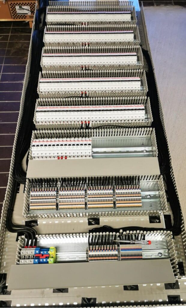 Verdrahteter Schaltschrank mit Energieverteilungen